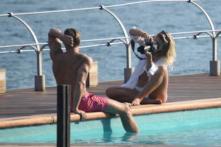 Natasha Oakley feet photo thumbnail