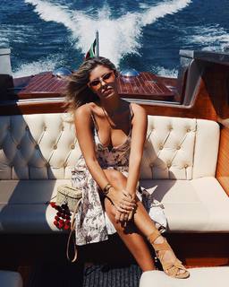 Natasha Oakley feet photo thumbnail