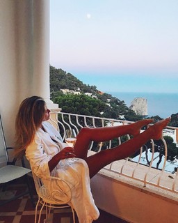 Natasha Oakley feet photo thumbnail