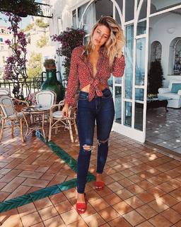 Natasha Oakley feet photo thumbnail