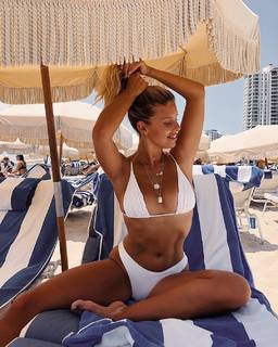 Natasha Oakley feet photo thumbnail