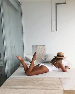 Natasha Oakley feet photo thumbnail