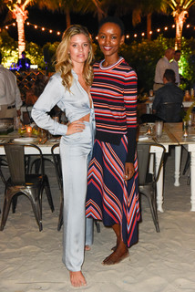 Natasha Oakley feet photo thumbnail