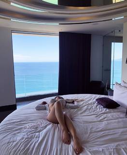 Natasha Yi feet photo 10
