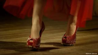 Nathalia Dill feet photo thumbnail