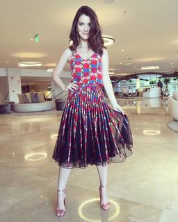 Nathalia Dill feet photo thumbnail