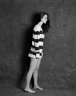 Nathalia Dill feet photo thumbnail