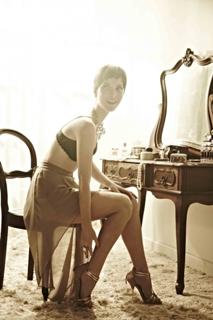 Nathalia Dill feet photo thumbnail