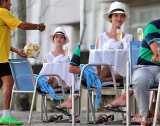 Nathalia Dill feet photo thumbnail