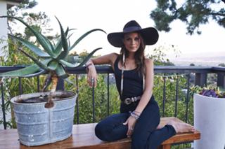 Nathalie Kelley feet photo thumbnail