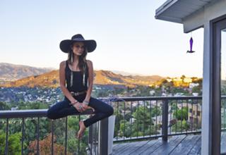 Nathalie Kelley feet photo thumbnail
