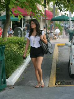 Nathalie Kelley feet photo thumbnail