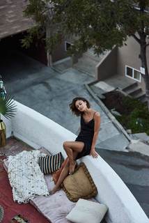 Nathalie Kelley feet photo thumbnail