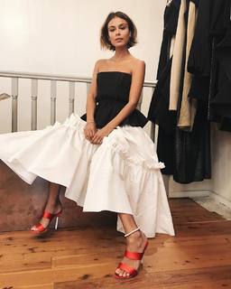Nathalie Kelley feet photo thumbnail