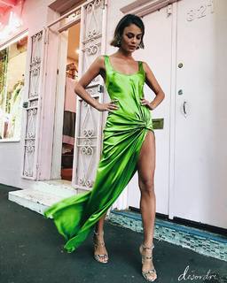 Nathalie Kelley feet photo thumbnail
