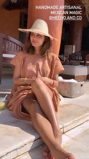 Nathalie Kelley feet photo thumbnail