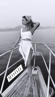 Nathalie Kelley feet photo thumbnail
