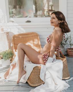Nathalie Kelley feet photo thumbnail