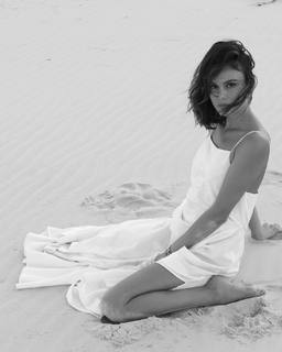 Nathalie Kelley feet photo thumbnail