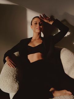 Nathalie Kelley feet photo thumbnail