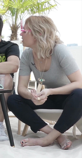 Nathalie Odzierejko feet photo thumbnail