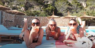 Nathalie Odzierejko feet photo thumbnail