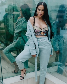 Natti Natasha feet photo thumbnail