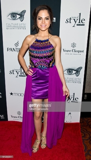 Natti Natasha feet photo thumbnail