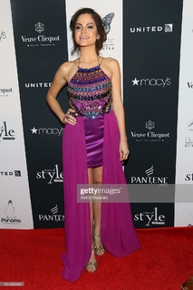 Natti Natasha feet photo thumbnail