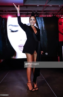 Natti Natasha feet photo thumbnail