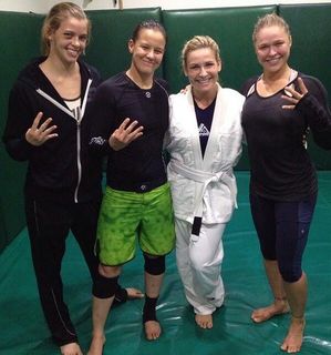 Nattie Neidhart feet photo thumbnail