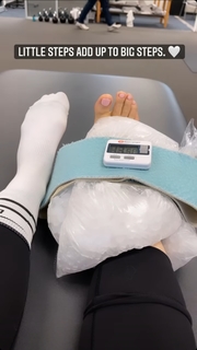 Nattie Neidhart feet photo thumbnail