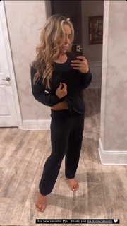 Nattie Neidhart feet photo thumbnail