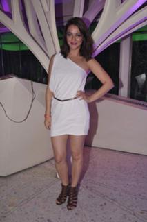 Nauheed Cyrusi feet photo 17