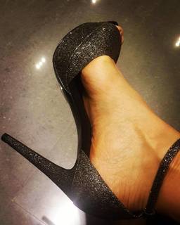 Nauheed Cyrusi feet photo 10