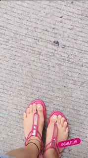 Nauheed Cyrusi feet photo 6