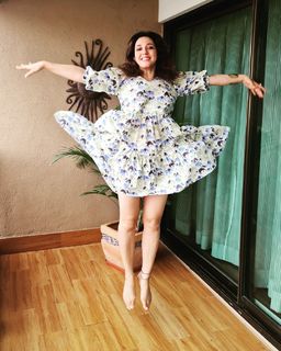 Nauheed Cyrusi feet photo 4