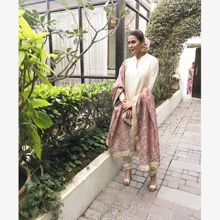 Nausheen Shah feet photo 17