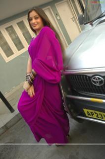 Navneet Kaur feet photo 4