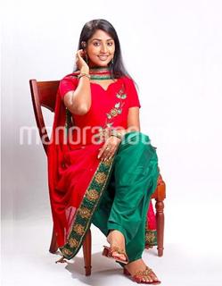 Navya Nair feet photo thumbnail