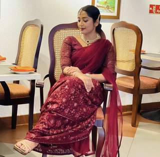 Navya Nair feet photo thumbnail