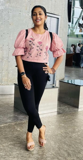Navya Nair feet photo thumbnail