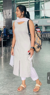 Navya Nair feet photo thumbnail