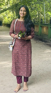 Navya Nair feet photo thumbnail