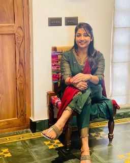 Navya Nair feet photo thumbnail