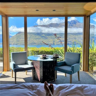 Nazanin Boniadi feet photo thumbnail