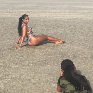 Nazanin Mandi feet photo 9