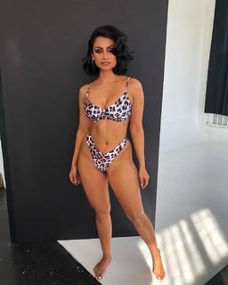 Nazanin Mandi feet photo 17