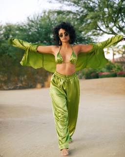 Nazanin Mandi feet photo 7