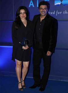 Neelam Kothari feet photo 10
